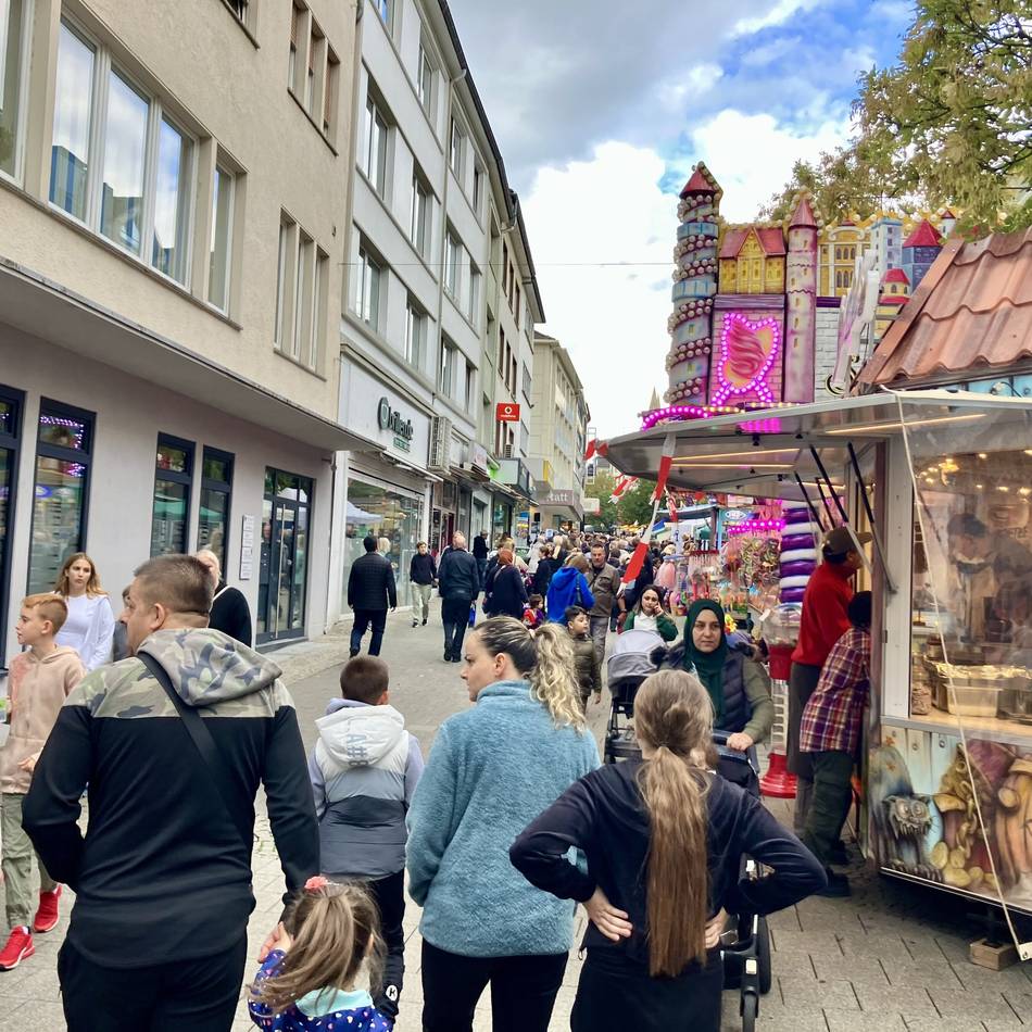 Bis Sonntag viel los in der City: Volle Innenstadt zum Zöppkesmarkt-Start in Solingen