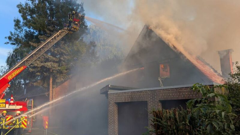 Abendlicher Feuerwehreinsatz: Leerstehendes Wohnhaus in Alt-Keyenberg brennt vollständig nieder