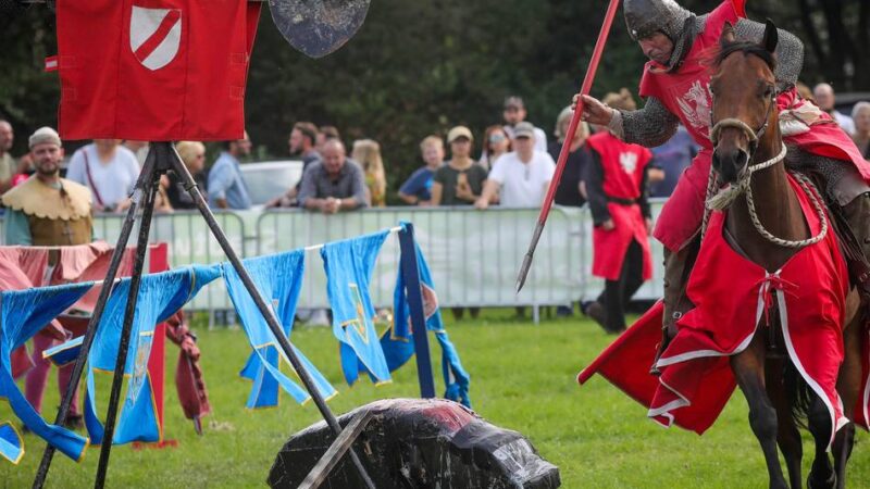 Schützenfest in Düsseldorf: Ritterspiele mit Lanzen und Schwertern beim Schützenfest in Unterrath