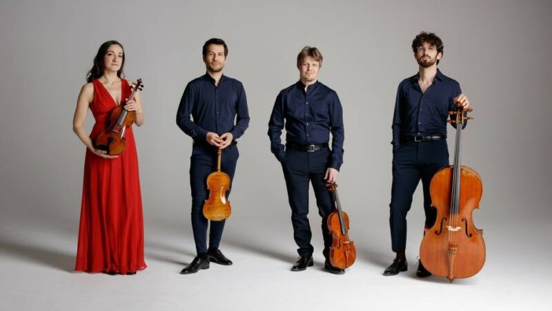 Konzert in der Wasserburg: Rasantes Programm zwischen Musik und Schauspiel