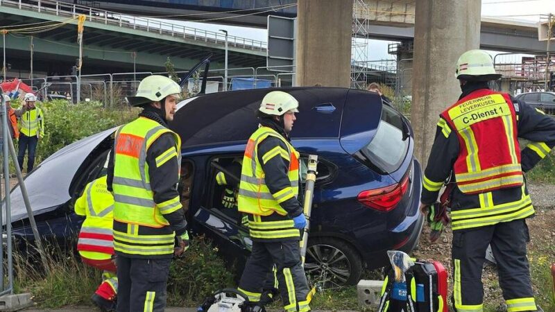 Unfall in Leverkusen: Mann fährt mit Wagen in Autobahn-Baustelle