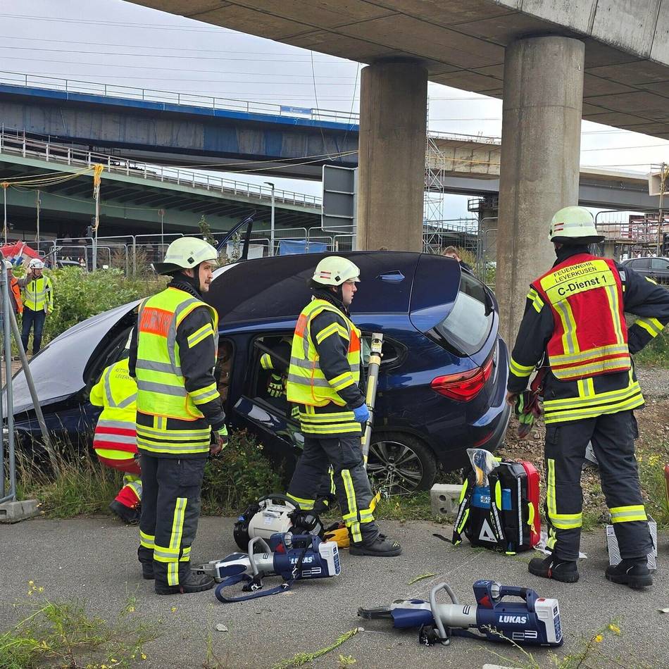 Unfall in Leverkusen: Mann fährt mit Wagen in Autobahn-Baustelle