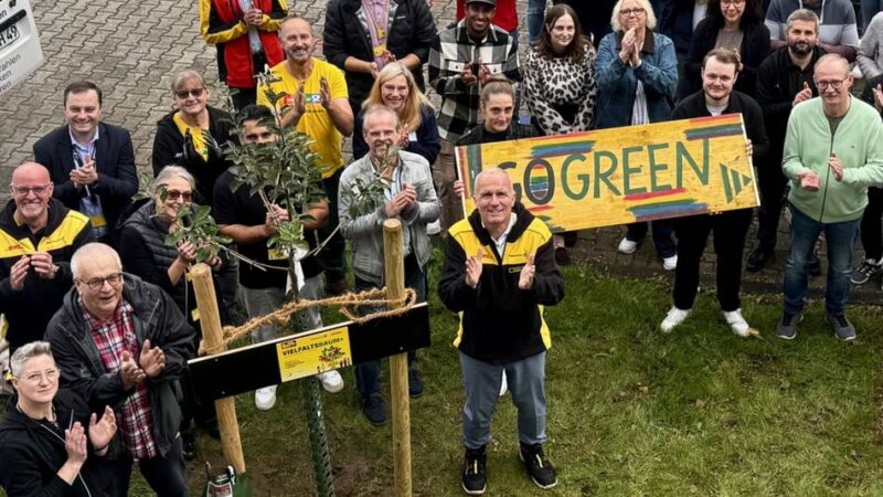 Bundesweite Aktion: Langenfelder Postler pflanzen „Vielfaltsbaum“ am Briefzentrum