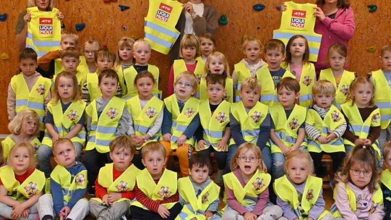 Hückeswagener Kindergarten im Losglück: Dank neuer Warnwesten werden die Arche-Kinder zu „Glühwürmchen“