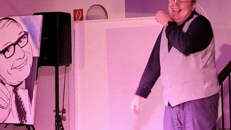 Parodien von Andreas Neumann kommen in Hückeswagen gut an: Heinz-Erhardt-Parodie mit Wortwitz und Charme