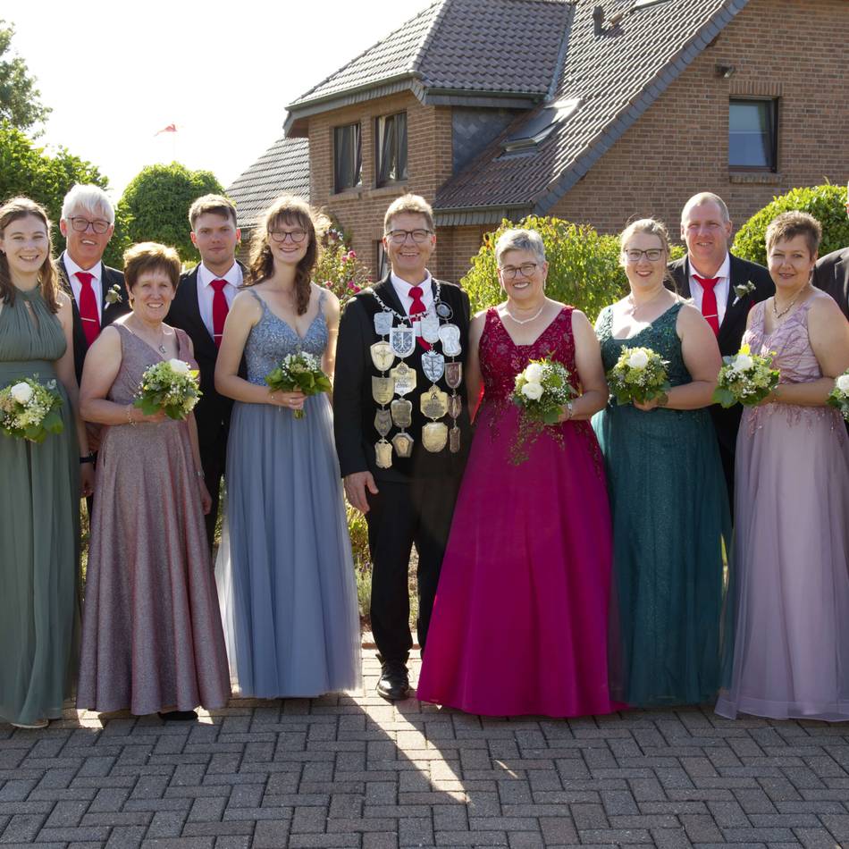 Krönungsball und Thronfoto: Birten feiert seinen König