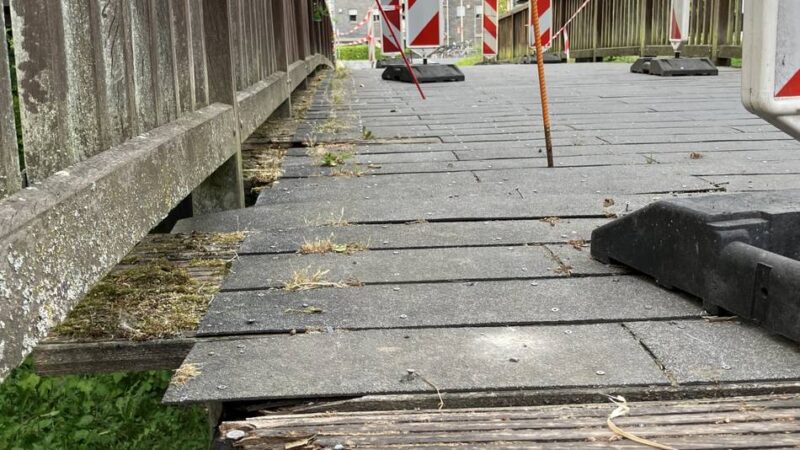 Brücke am Bahnübergang Kaarster See: Sanierungsarbeiten verzögern sich