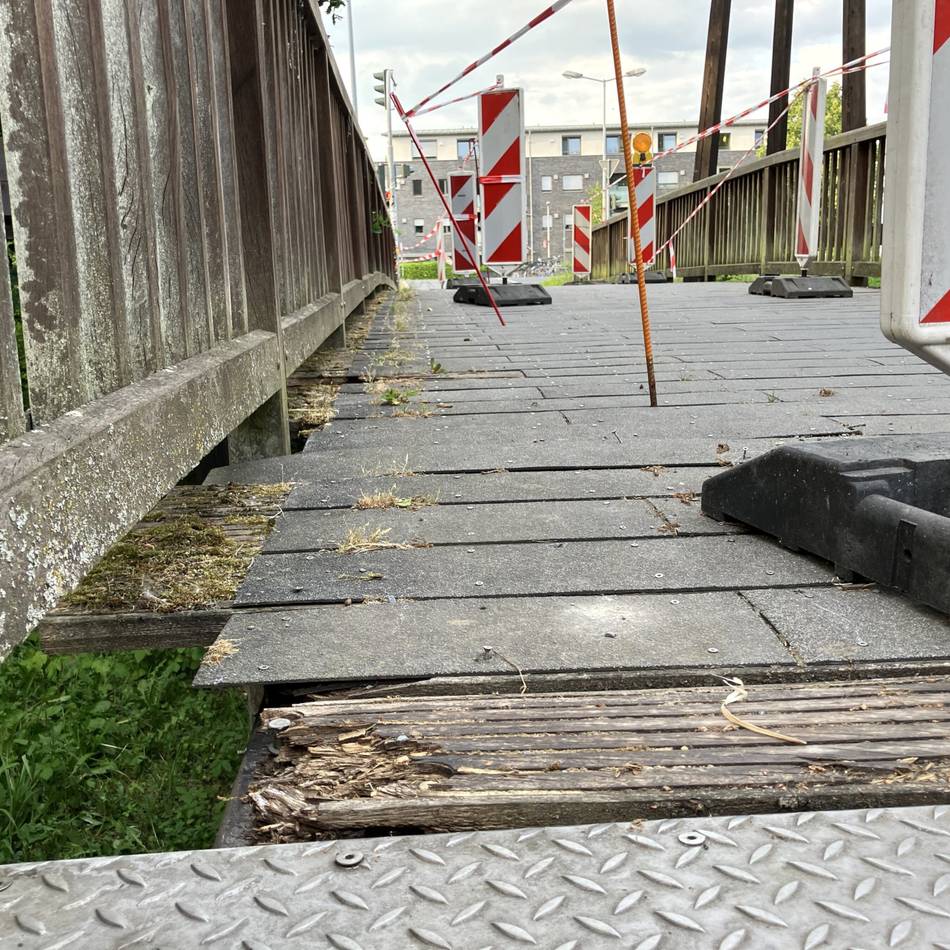Brücke am Bahnübergang Kaarster See: Sanierungsarbeiten verzögern sich