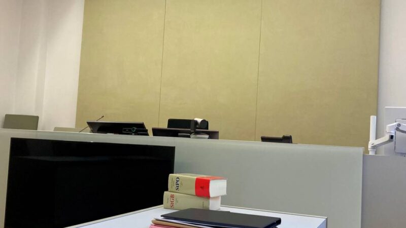 Verhandlung am Amtsgericht Neuss: Ex-Parlamentarier der AfD bestreitet Ladendiebstahl im Kaufhof