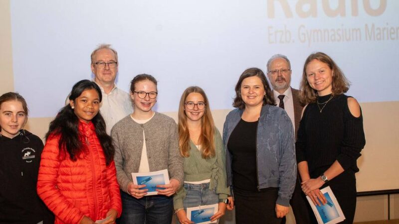 Podiumsdiskussion am Neusser Marienberg-Gymnasium: „Wehrpflicht – wenn, dann auch für Frauen“