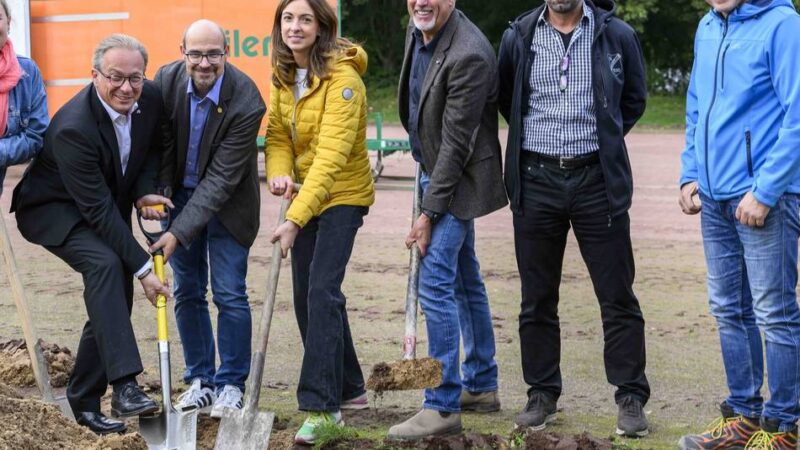 Neuer Kunstrasenplatz in Neuss-Rosellen: „Wenn alles gut läuft, kann der Platz noch in diesem Jahr bespielt werden“