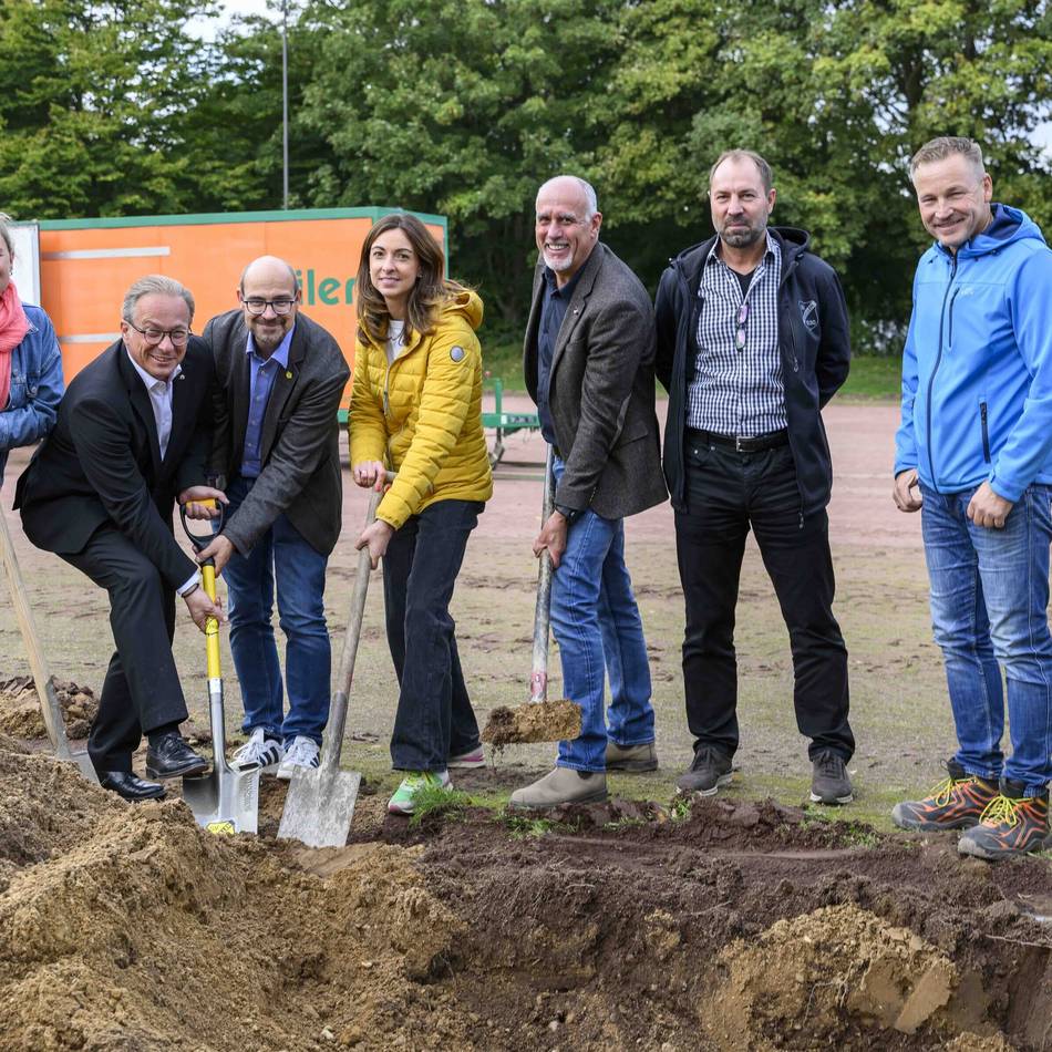 Neuer Kunstrasenplatz in Neuss-Rosellen: „Wenn alles gut läuft, kann der Platz noch in diesem Jahr bespielt werden“