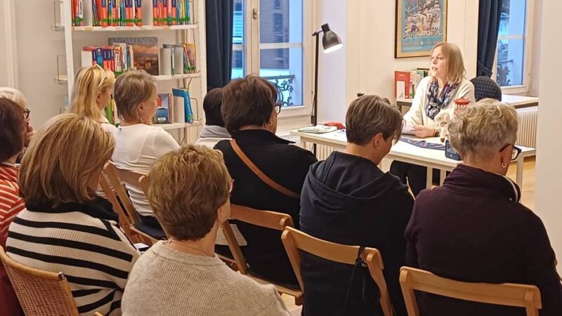 Stadtbücherei Hückeswagen: Strickend dem Mörder auf der Spur