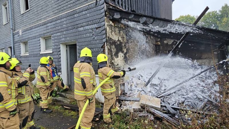 Stadtalarm für Hückeswagener Feuerwehr: Schuppen am „Overland“ brannte lichterloh