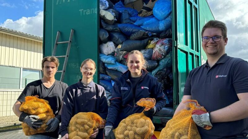 Aktion in Xanten: Malteser geben wieder frische Kartoffeln für alte Kleider