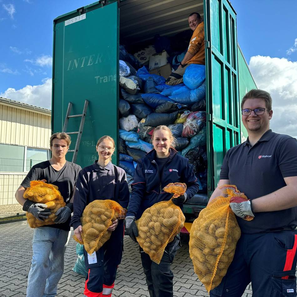 Aktion in Xanten: Malteser geben wieder frische Kartoffeln für alte Kleider