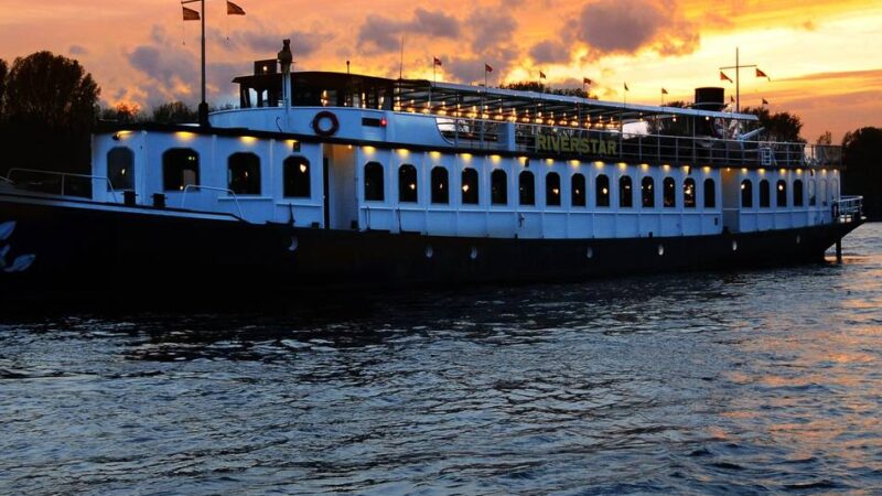 An Bord der MS Riverstar: Das Geheimnis der heiß begehrten Neusser Hafenrundfahrt