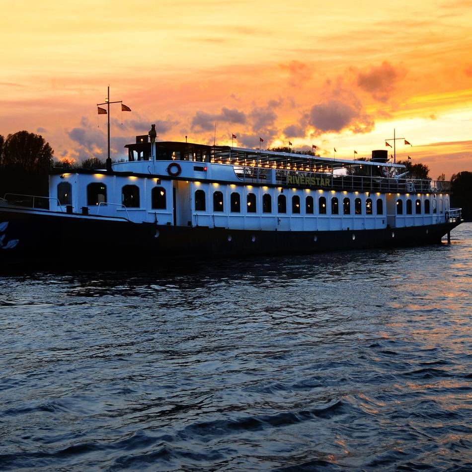 An Bord der MS Riverstar: Das Geheimnis der heiß begehrten Neusser Hafenrundfahrt