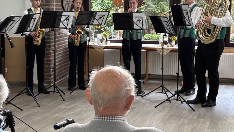 Noch viele Auftritte bis Weihnachten: Junges Ensemble vom Musikverein Menzelen begeistert das Publikum
