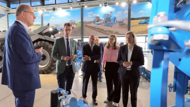 NRW-Ministerpräsident Hendrik Wüst bei Lemken in Alpen: „Wenn ich einen Pflug bräuchte, würde ich den hier kaufen“
