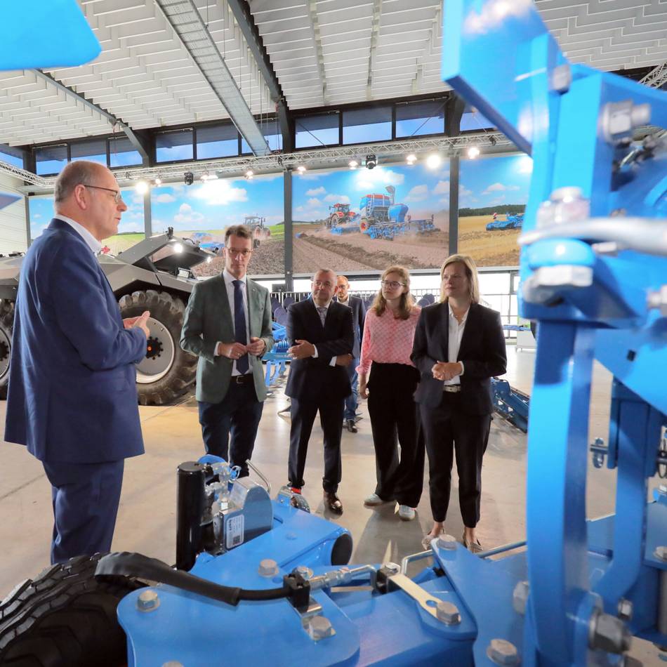 NRW-Ministerpräsident Hendrik Wüst bei Lemken in Alpen: „Wenn ich einen Pflug bräuchte, würde ich den hier kaufen“
