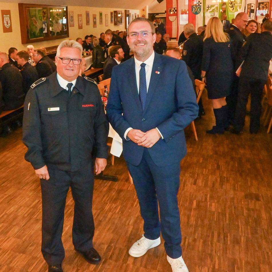 Feuerwehr Dormagen setzt auch auf moderene Wachen: Bernd Eckhardt erhält Silbernes Ehrenkreuz