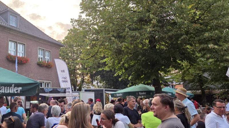 Vor dem Rathaus in Dormagen: Letzter Streetfood-Markt in 2025