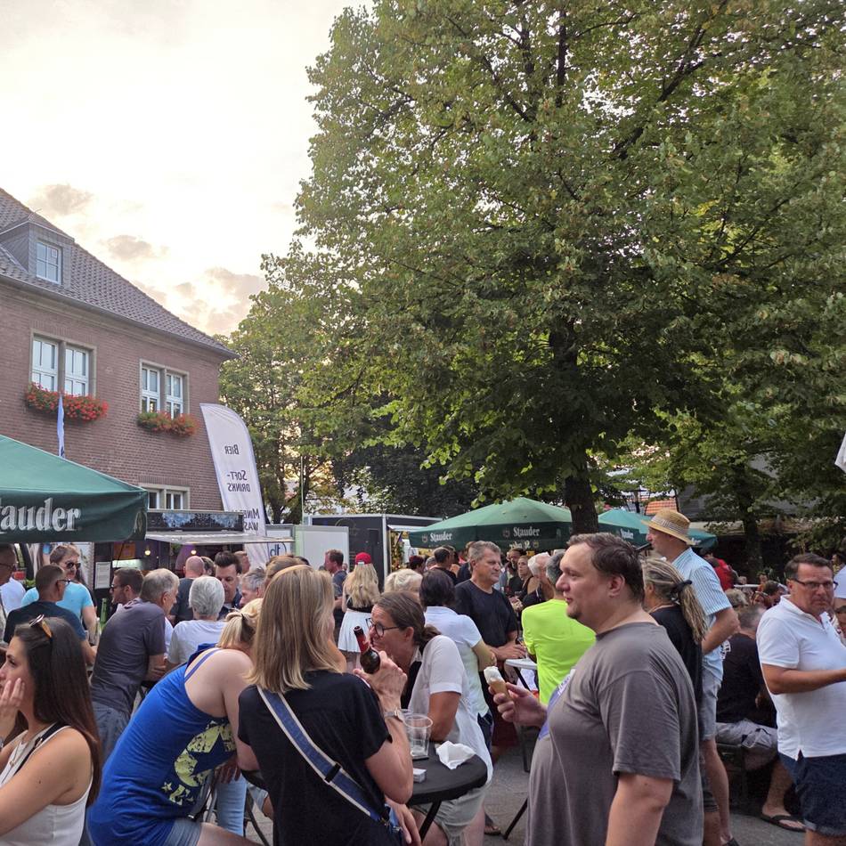 Vor dem Rathaus in Dormagen: Letzter Streetfood-Markt in 2025