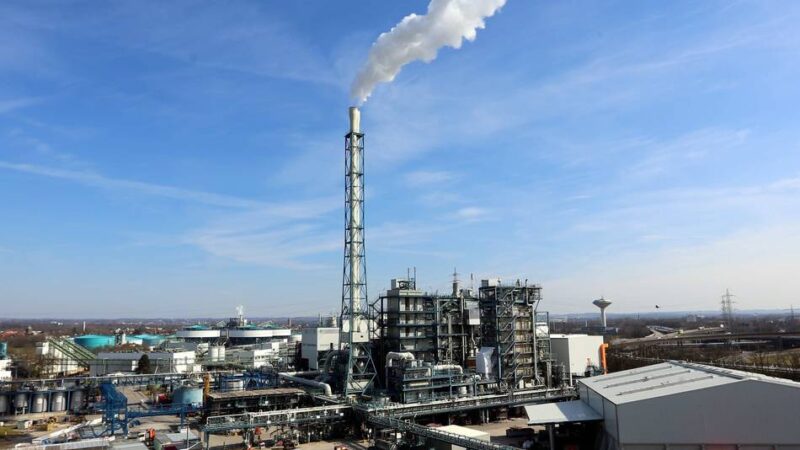 Umweltschützer fordern Currenta zu besserer Reinigung auf: Ewigkeitschemikalie gelangt in Leverkusen in den Rhein