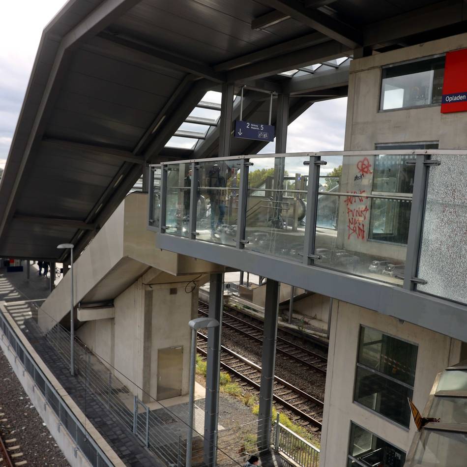 Erreichbarkeit in Leverkusen-Opladen: Aufzug zu Gleis 1 könnte Anfang Oktober wieder laufen
