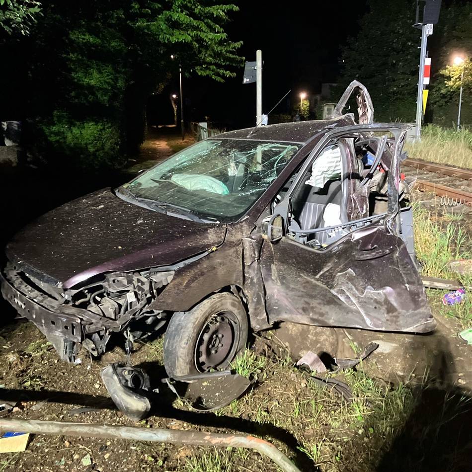 Schwerer Unfall mit dem Niersexpress: 19-Jähriger umfährt die Schranken und wird vom Zug in Geldern erfasst