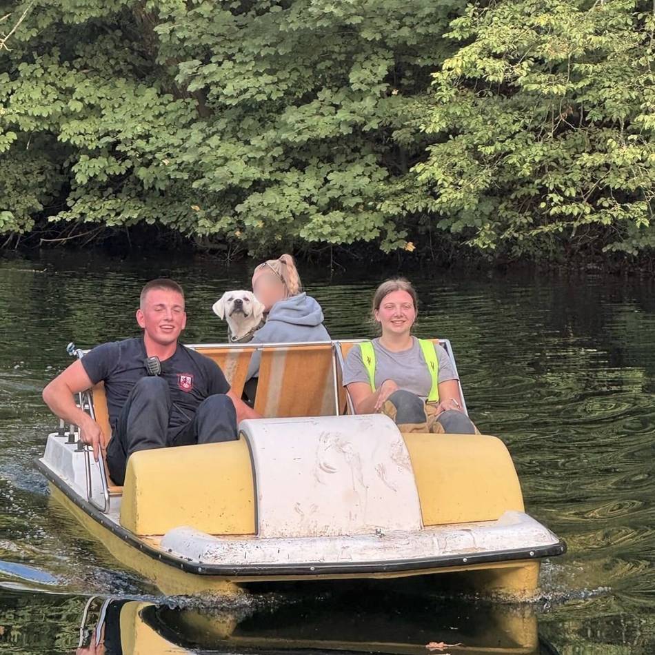 Kuriose Rettungsaktion in Ratingen: Feuerwehr rettet Labrador mit Tretboot aus Steinbruch