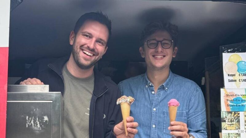Kommunalwahl 2025 in Rheinberg: Juso-Chef als Eismann auf dem Borther Marktplatz