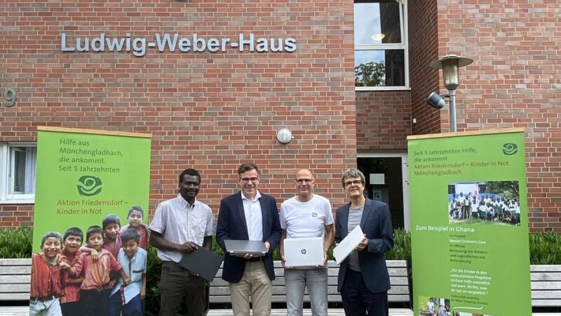 Aktion in Mönchengladbach: Diakonie spendet Laptops für Schüler in Kenia