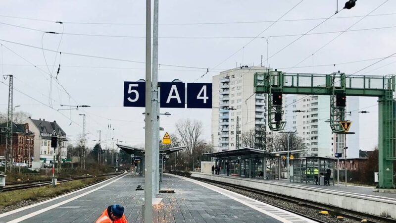 Gefährlicher Eingriff in den Bahnverkehr: Zug muss zwangsweise stoppen, weil Schüler sich ins Gleisbett legt