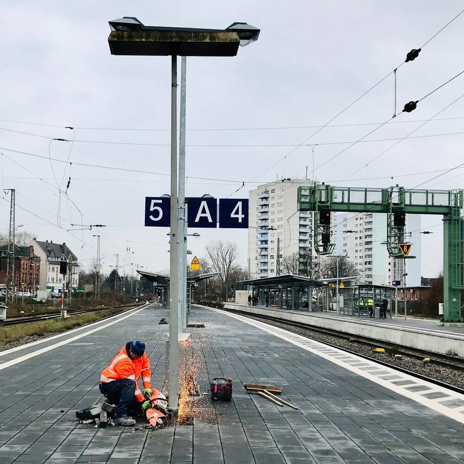 Gefährlicher Eingriff in den Bahnverkehr: Zug muss zwangsweise stoppen, weil Schüler sich ins Gleisbett legt