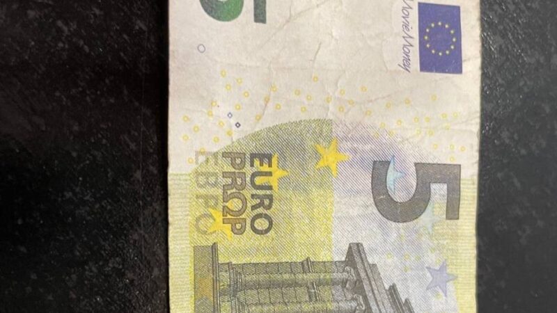 Volksbank Oberberg in Hückeswagen: „5-Euro-Schein“ als Filmgeld aufgetaucht – „gemerkt haben wir nichts“