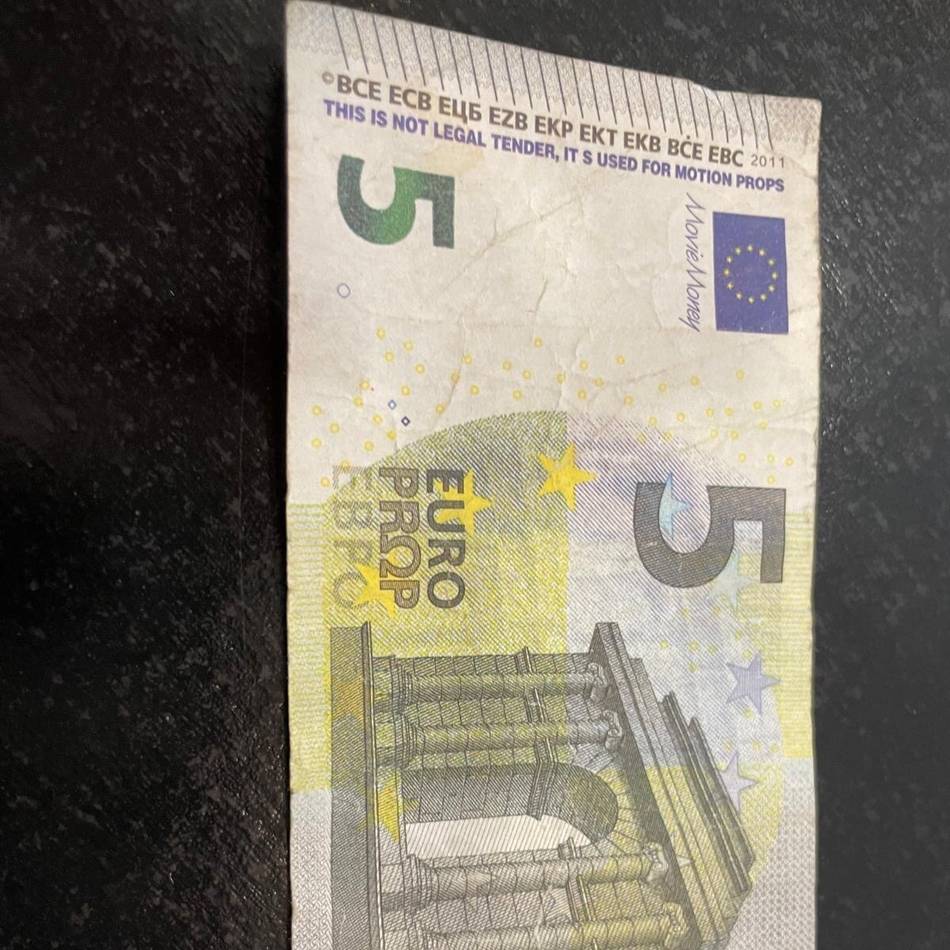 Volksbank Oberberg in Hückeswagen: „5-Euro-Schein“ als Filmgeld aufgetaucht – „gemerkt haben wir nichts“