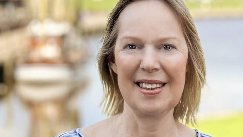 Wuppertalerin spricht in Hückeswagen über die Nordsee: Wenn der Strickzirkel ermittelt – Autorenlesung in der Stadtbibliothek
