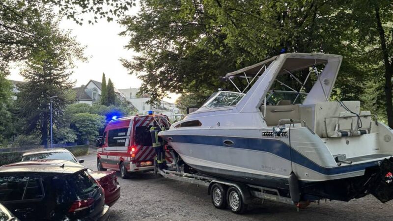 Feuerwehr-Einsatz im Neusser Sporthafen: Motorschaden mit Rauchentwicklung auf Sportboot