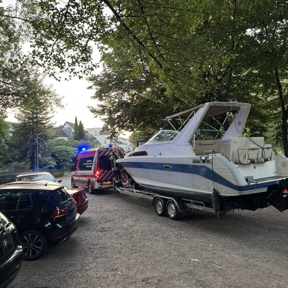 Feuerwehr-Einsatz im Neusser Sporthafen: Motorschaden mit Rauchentwicklung auf Sportboot