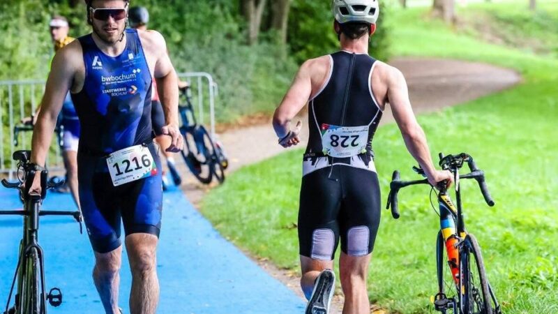 Hochbetrieb im Angerbad: Kleiner Schauer hält beim Stadtwerke Ratingen-Triathlon niemanden auf