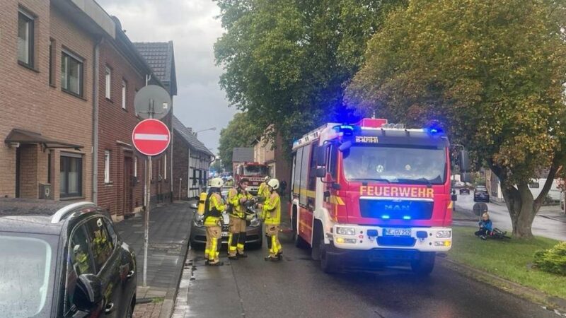Rauchschwaden über Grevenbroich-Kapellen: Heckenbrand an der Friedrichstraße löst Feuerwehreinsatz aus