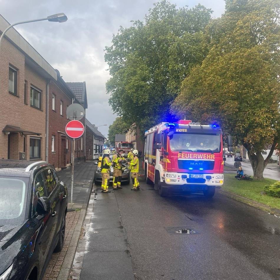 Rauchschwaden über Grevenbroich-Kapellen: Heckenbrand an der Friedrichstraße löst Feuerwehreinsatz aus