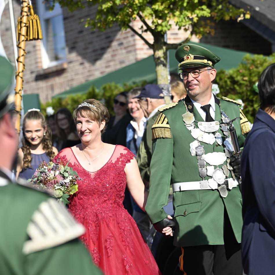 Schützenfest in Widdeshoven: Königspaar Volker und Sandra regieren bei Traumwetter