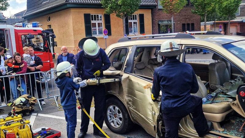 Einblicke in den Alltag der Retter: Großer Andrang auf der „Blaulicht-Allee“