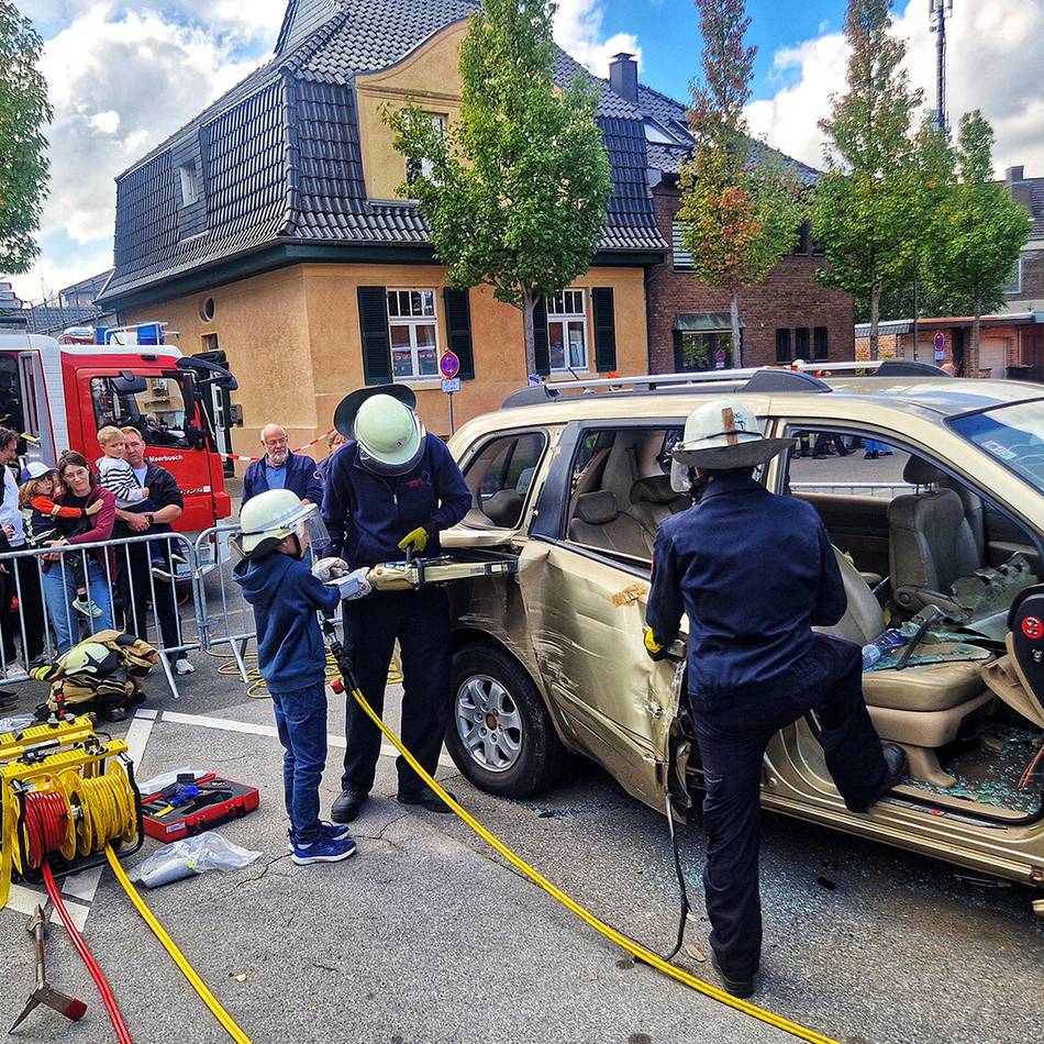 Einblicke in den Alltag der Retter: Großer Andrang auf der „Blaulicht-Allee“