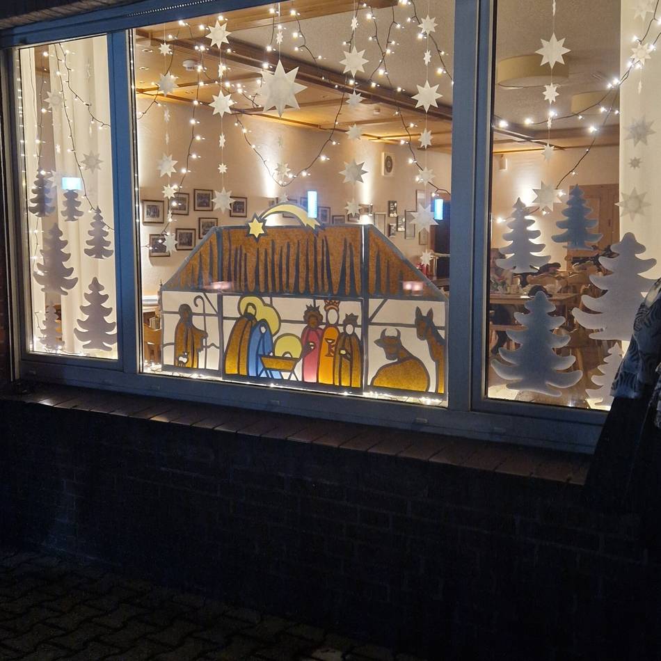 Pont wird zum Adventskalender: Lebendiger Adventskalender bringt festliche Stimmung nach Pont