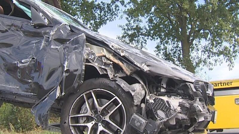 Unfall bei Isselburg: Auto überschlägt sich auf der B67 nach Kollision mit Trecker