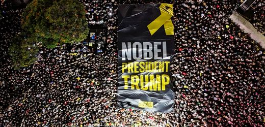 Demonstranten jubeln für Donald Trump und pfeifen gegen Netanyahu